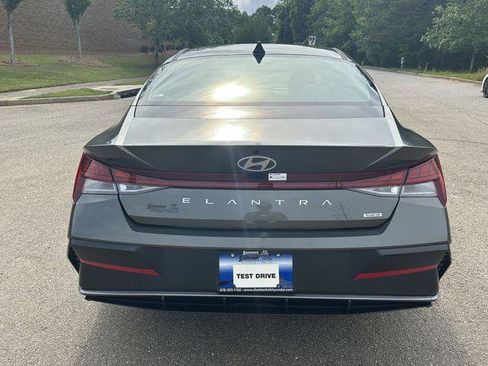 New 2025 Hyundai Elantra Limited image 4