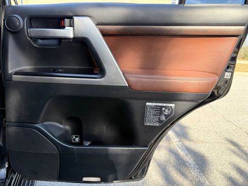 Used 2017 Toyota Land Cruiser image 46