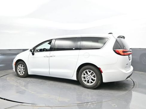 Used 2024 Chrysler Pacifica Touring-L FWD image 8