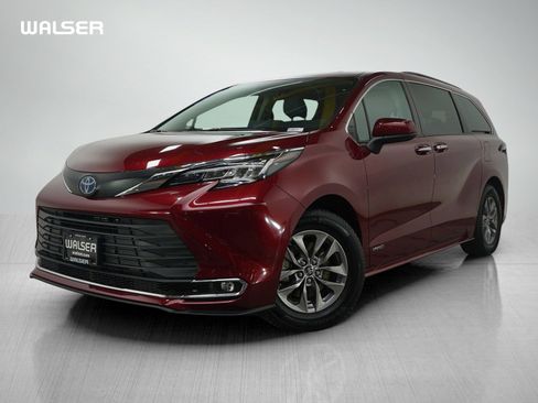 Used 2021 Toyota Sienna XLE image 1