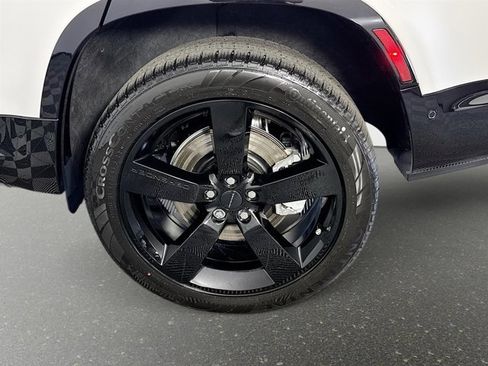 New 2026 Land Rover Defender 130 X-Dynamic SE image 33