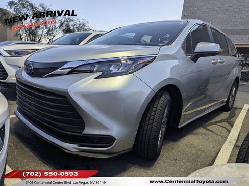 Certified 2025 Toyota Sienna LE FWD image 1