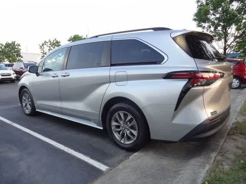 Used 2021 Toyota Sienna LE w/ LE Plus Package FWD image 12