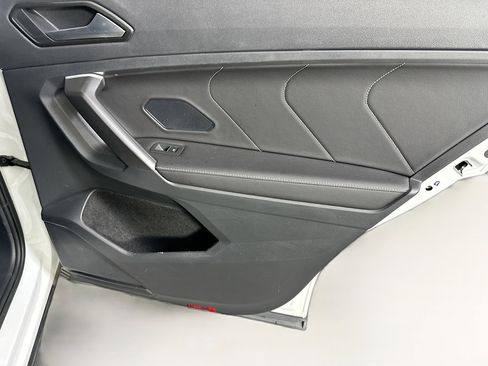 Used 2024 Volkswagen Tiguan SE image 30