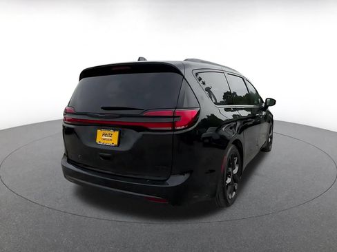 Used 2025 Chrysler Pacifica Limited FWD image 14