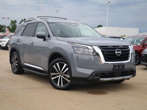 Used 2025 Nissan Pathfinder Platinum w/ Cargo Package FWD image 2