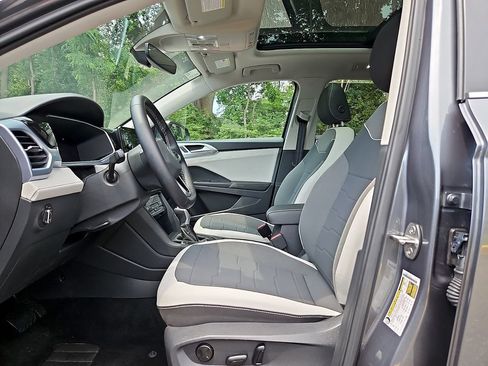 Certified 2025 Volkswagen Taos SE w/ Panoramic Sunroof Package AWD/4WD image 14