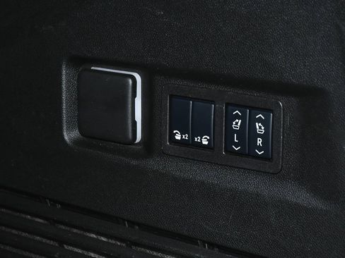 Used 2025 GMC Yukon Denali image 72