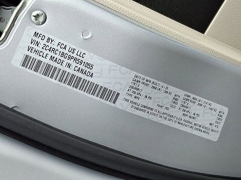 Used 2023 Chrysler Pacifica Touring-L image 30