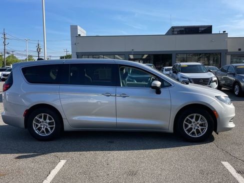 Used 2023 Chrysler Voyager LX FWD image 2