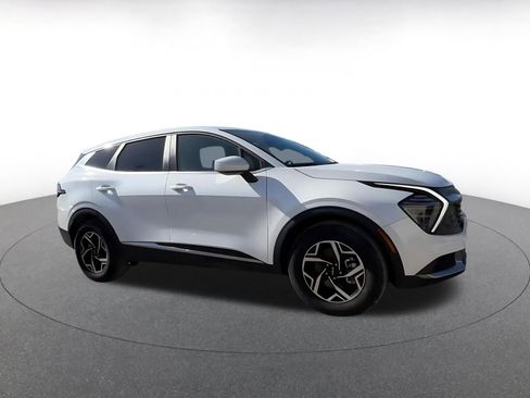 Used 2025 Kia Sportage LX image 2