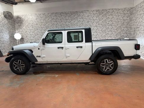 Used 2024 Jeep Gladiator Sport AWD/4WD image 4