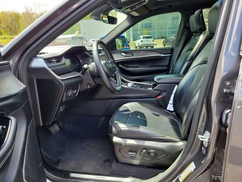 Used 2022 Jeep Grand Cherokee Overland AWD/4WD image 9