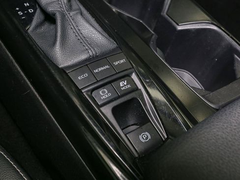 Used 2025 Toyota Camry SE FWD image 31