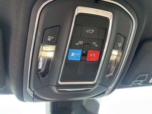 Used 2024 Jeep Grand Cherokee Limited w/ Black Appearance Package image 27