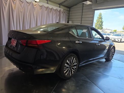 Used 2024 Nissan Altima 2.5 SV w/ SV Premium Package FWD image 3