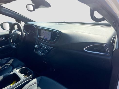 Used 2025 Chrysler Voyager LX FWD image 28
