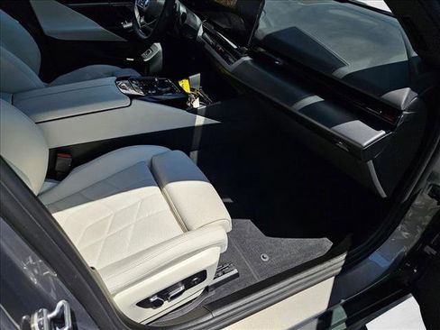 Certified 2025 BMW 530i image 19