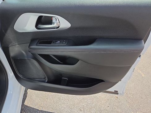 Used 2025 Chrysler Pacifica Limited FWD image 14