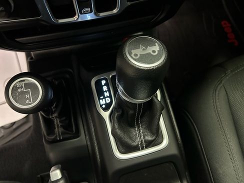 Used 2018 Jeep Wrangler Unlimited Sahara AWD/4WD image 14
