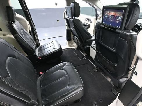 Used 2018 Chrysler Pacifica Limited FWD image 47