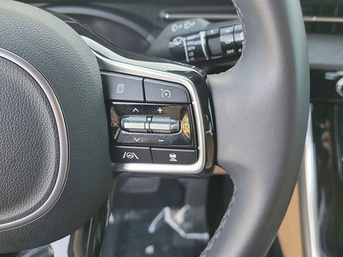 Used 2024 Kia Carnival EX FWD image 22