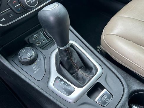 Used 2017 Jeep Cherokee Limited image 17