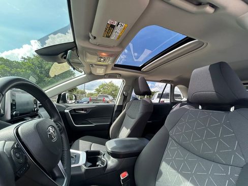 Used 2021 Toyota RAV4 XLE w/ Convenience Package AWD/4WD image 12