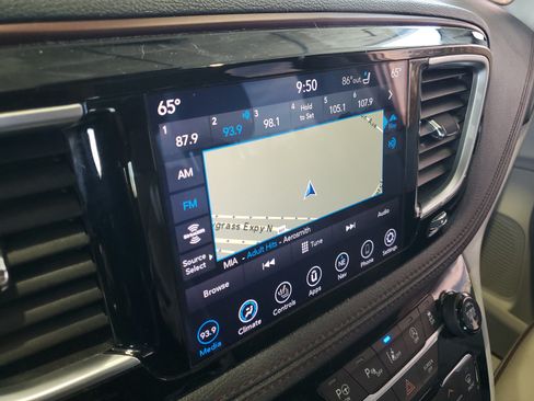 Used 2020 Chrysler Pacifica Limited w/ Advanced Safetytec Group FWD image 26