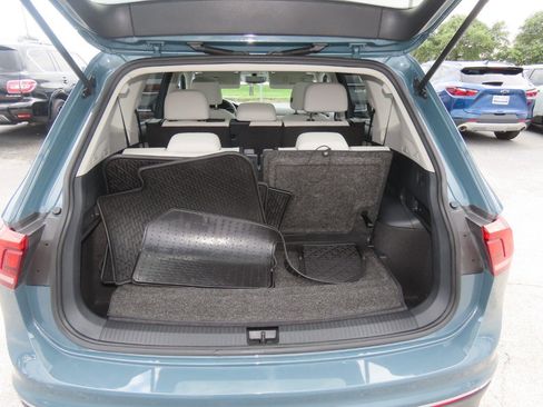Used 2021 Volkswagen Tiguan SE w/ Panoramic Sunroof Package FWD image 12
