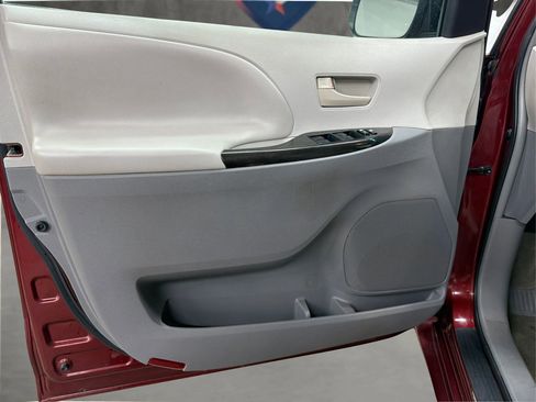 Used 2014 Toyota Sienna LE FWD image 31