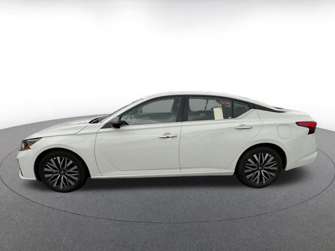 Used 2025 Nissan Altima 2.5 SV FWD image 4