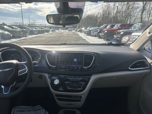 Used 2024 Chrysler Pacifica Touring-L image 26