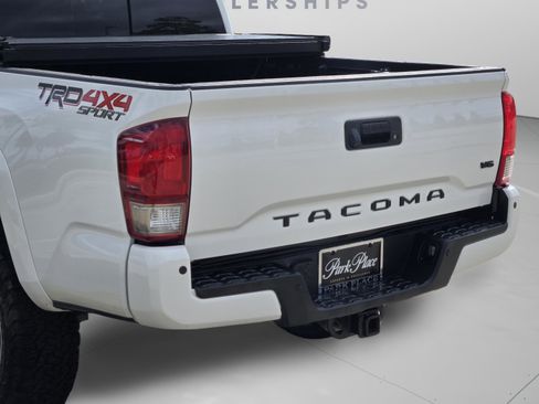 Used 2017 Toyota Tacoma TRD Sport AWD/4WD image 39