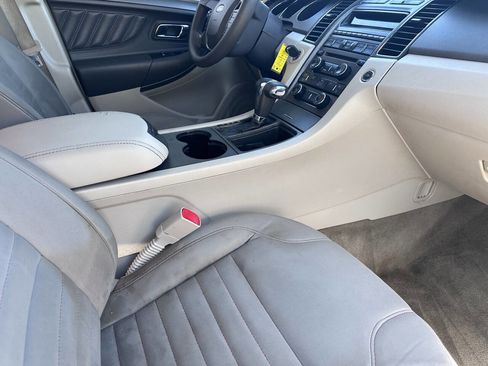 Used 2011 Ford Taurus SE image 6
