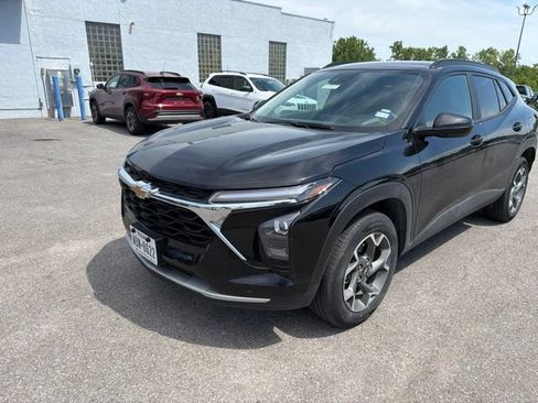 Used 2025 Chevrolet Trax LT FWD image 2