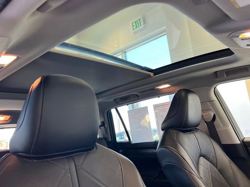 Used 2024 Toyota Highlander Platinum image 18