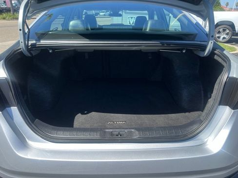 Used 2025 Nissan Altima 2.5 SR FWD image 52