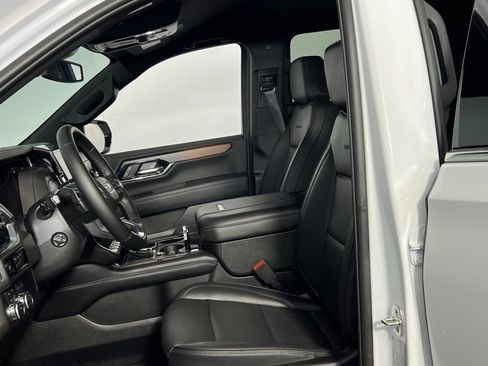 Used 2025 GMC Yukon XL Denali image 24