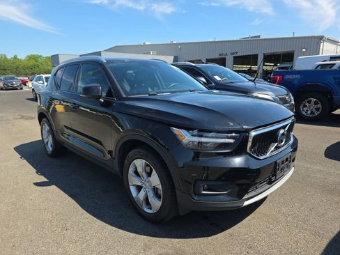 Used 2022 Volvo XC40 T4 Momentum FWD image 4