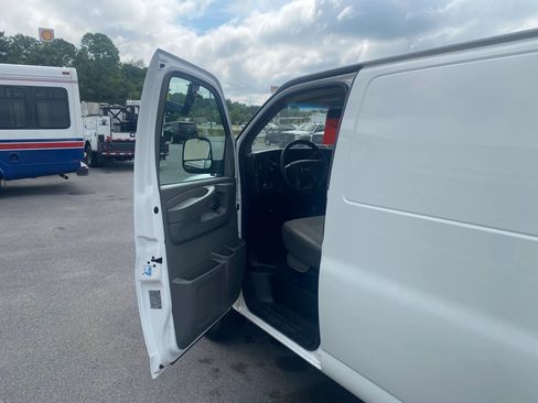 Used 2014 Chevrolet Express 3500 Extended RWD image 7