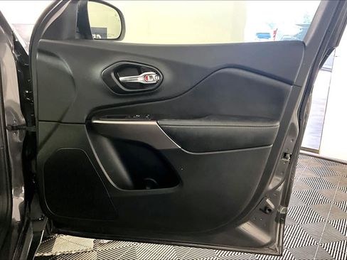 Used 2020 Jeep Cherokee Limited FWD image 22