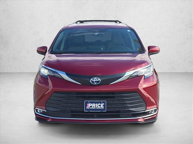 Used 2023 Toyota Sienna XLE FWD image 2