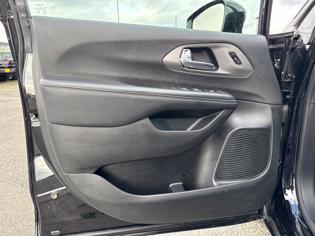 Used 2025 Chrysler Pacifica Select FWD image 25