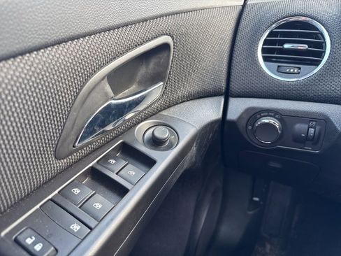 Used 2016 Chevrolet Cruze LT image 17