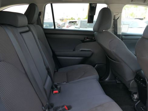 Used 2024 Toyota Highlander LE FWD image 20