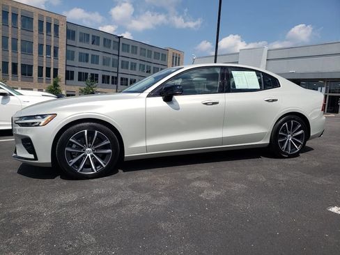 Used 2022 Volvo S60 B5 Momentum w/ Advanced Package AWD/4WD image 4