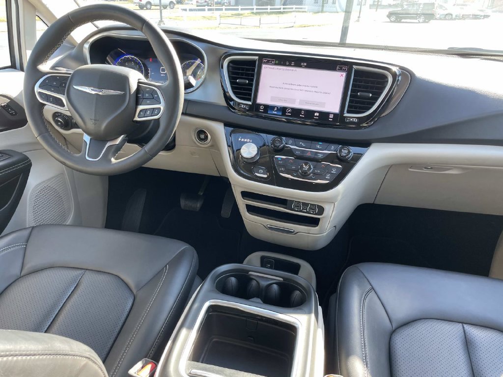 Used 2024 Chrysler Pacifica Touring-L FWD image 9