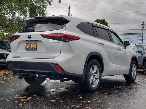 Used 2023 Toyota Highlander LE image 3