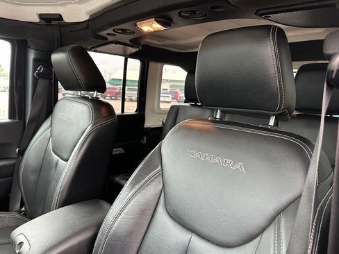 Used 2018 Jeep Wrangler Unlimited Sahara AWD/4WD image 13